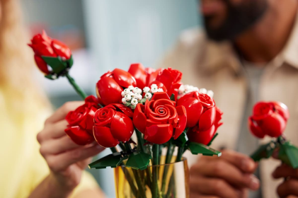 LEGO Botanicals Bouquet di Rose - Idea Regalo Festa della Mamma - Fiori Finti per Donna con 12 Rose da Costruire - Hobby Creativi per Adulti - Decorazione per Casa Fai da Te da Collezione - 10328