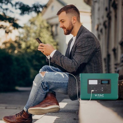 V-TAC Power Station Portatile con Batteria di Accumulo LiFePO4 1024Wh AC:220V 1000W (Max. 1800W) con 3 Prese Schuko Ricaricabile con Alimentatore o Pannello Solare Fotovoltaico Portatile