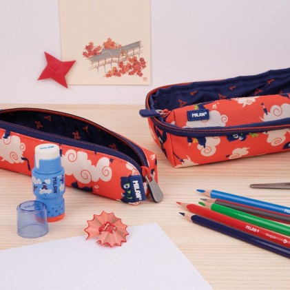 Milan Ninjutsu Confezione da 4 Astucci con Contenuto Standard - Contenuto: Gomma, 2 Temperamatite, 1 Matita Grafite HB, 3 Penne a Sfera (Verde, Nera e Rossa), 1 Righello da 15 cm, 12 Matite Colorate Ergo e 12 Pennarelli