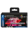 Staedtler 371 Confezione da 6 Pennarelli con Punta Morbida - Colori Brillanti e Vividi - Non Ingiallisce nel Tempo - Nuovo Inchiostro Multi Inchiostro - Pigmenti Premium - Colori Assortiti Rosso/Rosa