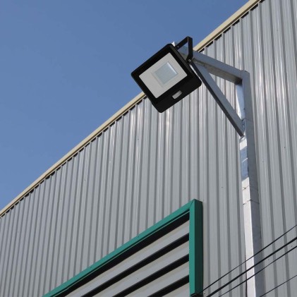 V-TAC PRO Faro LED Chip Samsung 20W con Sensore PIR Colore Nero 3000K IP65