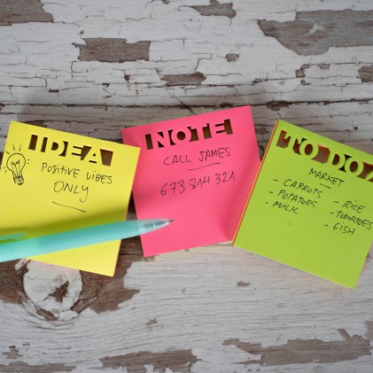 Blocco note Apli Sticky Notes 75x75 mm 75 fogli - 3 colori fluorescenti assortiti - Ultra adesivo - Colori assortiti