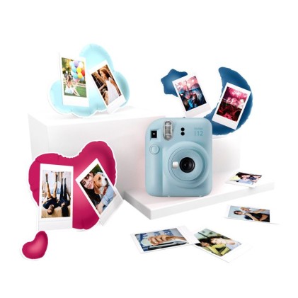 Fujifilm Pack Best Memories Instax Mini 12 Fotocamera istantanea blu pastello + Pellicola Instax Mini 10 unità. + 3 cornici per foto - Dimensioni immagine 62x46 mm - Flash automatico - Esposizione automatica - Mini specchio per selfie - Modalità primo piano