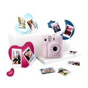 Fujifilm Pack Best Memories Instax Mini 12 Fotocamera istantanea lilla viola + Pellicola Instax Mini 10 unità. + 3 cornici per foto - Dimensioni immagine 62x46 mm - Flash automatico - Esposizione automatica - Mini specchio per selfie - Modalità primo piano