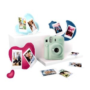 Fujifilm Pack Best Memories Instax Mini 12 Fotocamera istantanea verde menta + Pellicola Instax Mini 10 unità. + 3 cornici per foto - Dimensioni immagine 62x46 mm - Flash automatico - Esposizione automatica - Mini specchio per selfie - Modalità primo piano