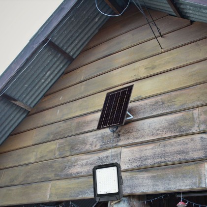 V-TAC Faro LED con Telecomando e Pannello Solare 10W Batteria sostituibile Cavo da 3m Colore Nero 4000K