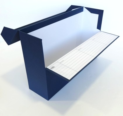 Contenitore in cartone rivestito in tessuto Geltex - Coperchio a scatto - Lembo con cerniera - 15,5" x 10" - Blu