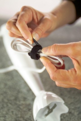 Tesa On & Off Cable Manager Confezione di strisce in velcro 5 m x 10 mm - Per organizzare i cavi - Colore nero