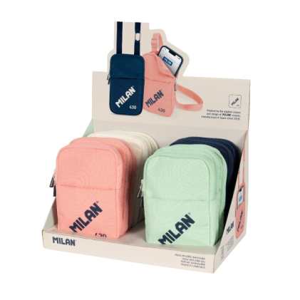 Vetrina espositiva Milan Series 1918 430 con 12 piccole borse a tracolla - Dimensioni borsa 19x2,3x12,8 cm - Chiusura con cerniera - Moschettone in alluminio - Colori assortiti