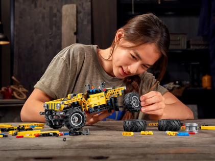 LEGO 42122 Jeep Wrangler, 665 pezzi, Macchina Giocattolo, Set da Costruzione SUV Fuoristrada