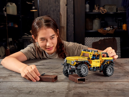 LEGO 42122 Jeep Wrangler, 665 pezzi, Macchina Giocattolo, Set da Costruzione SUV Fuoristrada