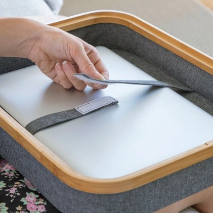 Supporto per laptop grande Innovagoods - Multifunzionale - Vassoio portaoggetti - Cinghia di fissaggio interna - 40,5x33x6,5 cm - Colore legno e grigio