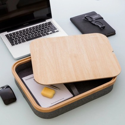 Supporto per laptop grande Innovagoods - Multifunzionale - Vassoio portaoggetti - Cinghia di fissaggio interna - 40,5x33x6,5 cm - Colore legno e grigio