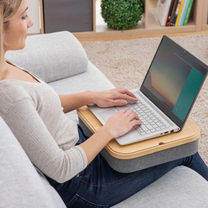 Supporto per laptop grande Innovagoods - Multifunzionale - Vassoio portaoggetti - Cinghia di fissaggio interna - 40,5x33x6,5 cm - Colore legno e grigio