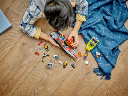 LEGO 60373 Barca di soccorso antincendio, 144 pezzi, Vigili del Fuoco, Nave Giocattolo Galleggiante con Gommone di Salvataggio e Minifigure