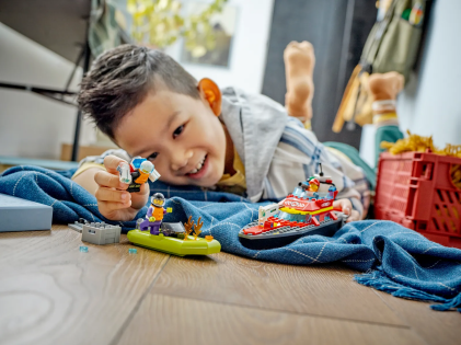 LEGO 60373 Barca di soccorso antincendio, 144 pezzi, Vigili del Fuoco, Nave Giocattolo Galleggiante con Gommone di Salvataggio e Minifigure