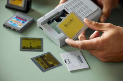 LEGO Super Mario Game Boy Set da Costruzione per Adulti - Modello da Esposizione Nintendo con 2 Cartucce con Schermi Lenticolari Incluso Zelda e Stand - Regalo Retr&ograve; per i Fan dei Videogiochi - 72046