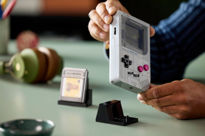 LEGO Super Mario Game Boy Set da Costruzione per Adulti - Modello da Esposizione Nintendo con 2 Cartucce con Schermi Lenticolari Incluso Zelda e Stand - Regalo Retr&ograve; per i Fan dei Videogiochi - 72046