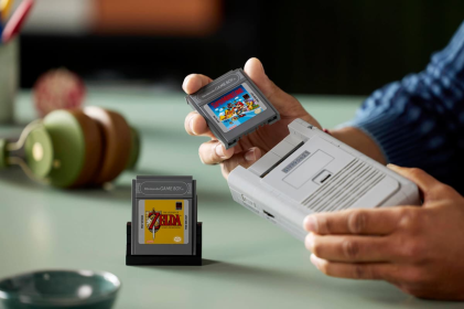 LEGO Super Mario Game Boy Set da Costruzione per Adulti - Modello da Esposizione Nintendo con 2 Cartucce con Schermi Lenticolari Incluso Zelda e Stand - Regalo Retr&ograve; per i Fan dei Videogiochi - 72046