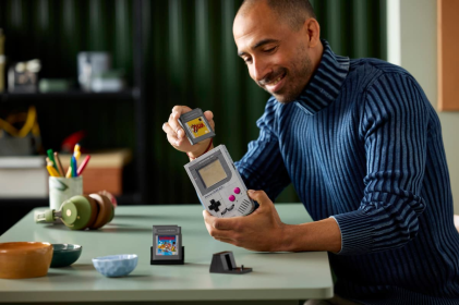 LEGO Super Mario Game Boy Set da Costruzione per Adulti - Modello da Esposizione Nintendo con 2 Cartucce con Schermi Lenticolari Incluso Zelda e Stand - Regalo Retr&ograve; per i Fan dei Videogiochi - 72046