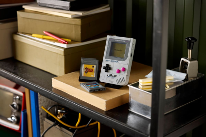LEGO Super Mario Game Boy Set da Costruzione per Adulti - Modello da Esposizione Nintendo con 2 Cartucce con Schermi Lenticolari Incluso Zelda e Stand - Regalo Retr&ograve; per i Fan dei Videogiochi - 72046