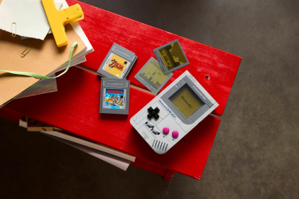 LEGO Super Mario Game Boy Set da Costruzione per Adulti - Modello da Esposizione Nintendo con 2 Cartucce con Schermi Lenticolari Incluso Zelda e Stand - Regalo Retr&ograve; per i Fan dei Videogiochi - 72046