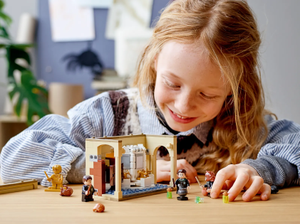 LEGO 76386 Hogwarts: Errore della pozione polisucco, 217 pezzi, Castello Giocattolo con Minifigure d Oro del 20&deg; Anniversario