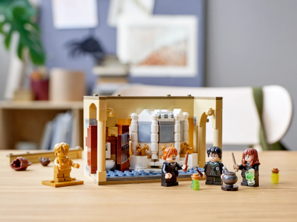 LEGO 76386 Hogwarts: Errore della pozione polisucco, 217 pezzi, Castello Giocattolo con Minifigure d Oro del 20&deg; Anniversario
