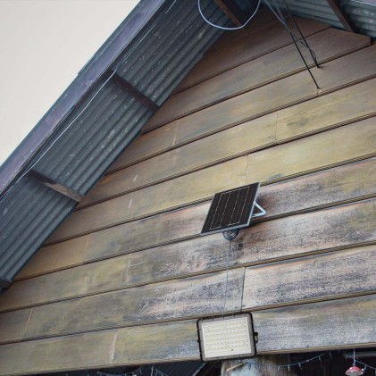 V-TAC Faro LED con Telecomando e Pannello Solare 15W Batteria sostituibile Cavo da 3m Colore Nero 4000K