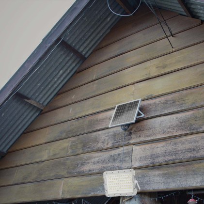 V-TAC Faro LED con Telecomando e Pannello Solare 15W Batteria sostituibile Cavo da 3m Colore Bianco 6400K