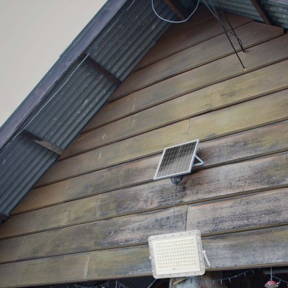 V-TAC Faro LED con Telecomando e Pannello Solare 20W Batteria sostituibile Cavo da 3m Colore Bianco 4000K