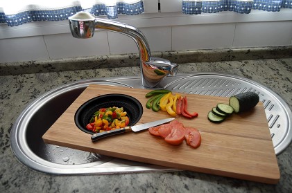 Tagliere Jocca con Scolapasta per Lavello - Tagliere 100% Bamb&ugrave; - Misure 58x29x1.8cm