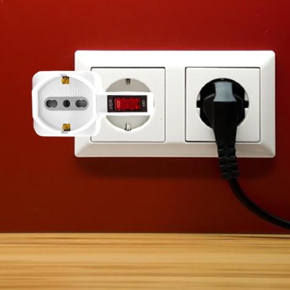 V-TAC Adattatore Multipresa con 2 Prese Laterali 10/16A Bipasso e una Frontale 10/16A Bipasso + Schuko con Interruttore Luminoso Spina 16A 2P+T Colore Bianco