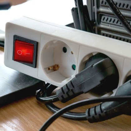 V-TAC Multipresa con Cavo 5m 4 Prese 10A 2P + Schuko e Interruttore Luminoso Spina Schuko Colore Bianco