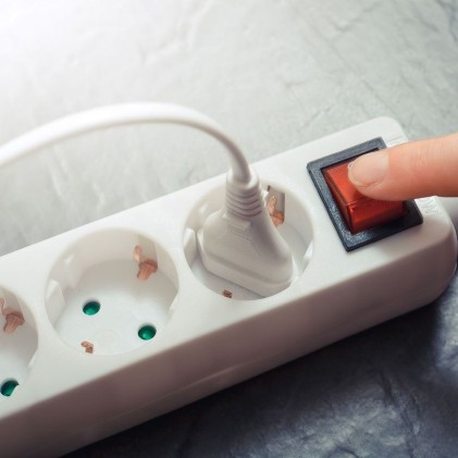 V-TAC Multipresa con Cavo 5m 4 Prese 10A 2P + Schuko e Interruttore Luminoso Spina Schuko Colore Bianco