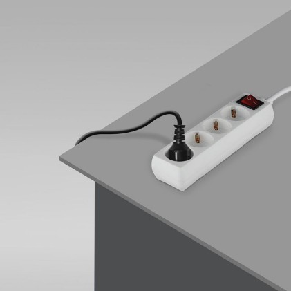 V-TAC Multipresa con Cavo 5m 4 Prese 10A 2P + Schuko e Interruttore Luminoso Spina Schuko Colore Bianco