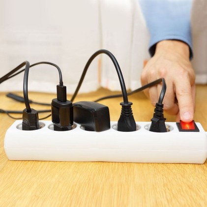 V-TAC Multipresa con Cavo 1,5m 5 Prese 10A 2P + Schuko e Interruttore Luminoso Spina Schuko Colore Bianco