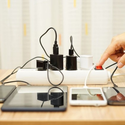 V-TAC Multipresa con Cavo 5m 5 Prese 10A 2P + Schuko e Interruttore Luminoso Spina Schuko Colore Bianco