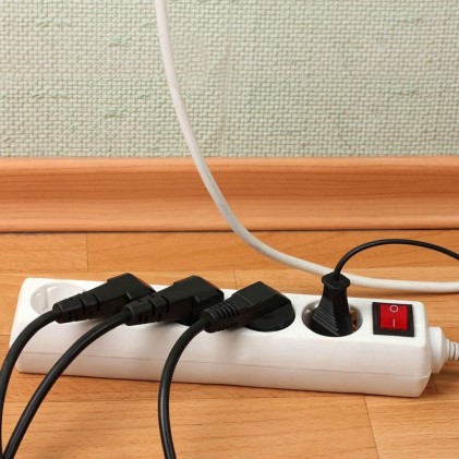 V-TAC Multipresa con Cavo 5m 5 Prese 10A 2P + Schuko e Interruttore Luminoso Spina Schuko Colore Bianco