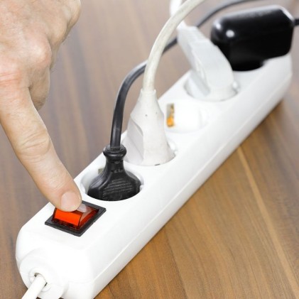 V-TAC Multipresa con Cavo 5m 5 Prese 10A 2P + Schuko e Interruttore Luminoso Spina Schuko Colore Bianco