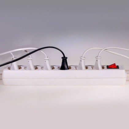 V-TAC Multipresa con Cavo 1,5m 6 Prese 10A 2P + Schuko e Interruttore Luminoso Spina Schuko Colore Bianco