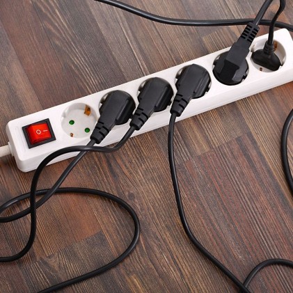 V-TAC Multipresa con Cavo 1,5m 6 Prese 10A 2P + Schuko e Interruttore Luminoso Spina Schuko Colore Bianco