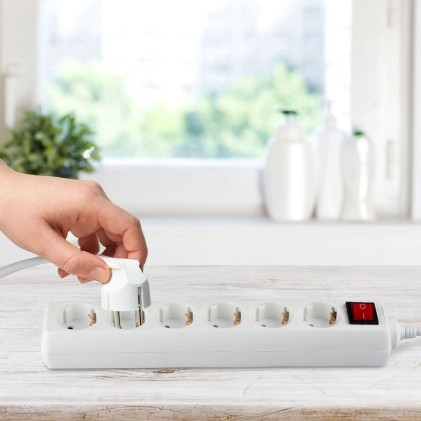 V-TAC Multipresa con Cavo 5m 6 Prese 10A 2P + Schuko e Interruttore Luminoso Spina Schuko Colore Bianco