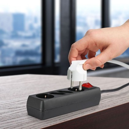 V-TAC Multipresa con Cavo 1,5m 4 Prese 2 10A 2P + Schuko 2 10A e Interruttore Luminoso Spina Schuko Colore Bianco