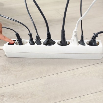 V-TAC Multipresa con Cavo 1,5m 8 Prese 4 10A 2P + Schuko 4 10A Inclinate e Interruttore Luminoso Spina Schuko Colore Bianco