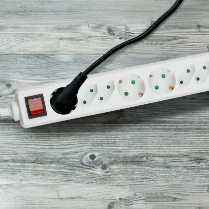 V-TAC Multipresa con Cavo 1,5m 8 Prese 4 10A 2P + Schuko 4 10A Inclinate e Interruttore Luminoso Spina Schuko Colore Bianco