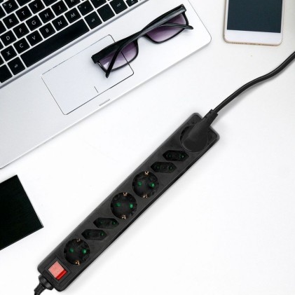 V-TAC Multipresa con Cavo 1,5m 8 Prese 4 10A 2P + Schuko 4 10A Inclinate e Interruttore Luminoso Spina Schuko Colore Nero