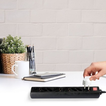 V-TAC Multipresa con Cavo 1,5m 8 Prese 4 10A 2P + Schuko 4 10A Inclinate e Interruttore Luminoso Spina Schuko Colore Nero