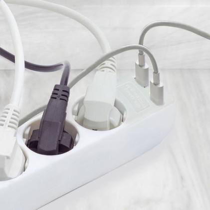 V-TAC Multipresa con Cavo 1,5m 3 Prese 10A 2P + Schuko 2 USB e Interruttore Luminoso Spina Schuko Colore Bianco