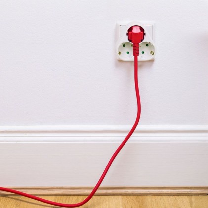 V-TAC Adattatore Multipresa con 3 Prese Frontali Disposte a Piramide 10A 2P + Schuko con Spina Schuko Colore Bianco